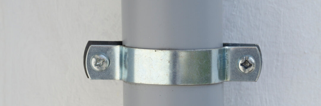 Regenrohr mit Rohrschelle, Nordrhein-Westfalen, Deutschland, Europa
