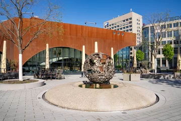 Wilma Wunder, auf dem Martin-Luther-Platz in Düsseldorf, Deutschland © shokokoart