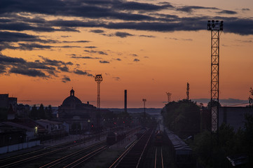 Obraz premium Railway station at sunset in the Ukrainian city
