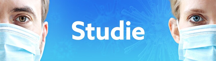 Fototapeta premium Studie. Gesichter von Mann und Frau mit Mundschutz. Paar mit Maske vor blauen Hintergrund mit Text. Virus, Atemmaske, Corona