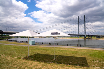 Obraz premium Rheinuferpromenade in Düsseldorf, Deutschland