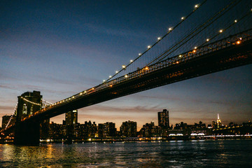 Fototapeta na wymiar Brooklyn Bridge Nachts