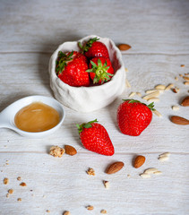 Knuspre-Müsli mit Mandeln, Honig und Erdbeeren
