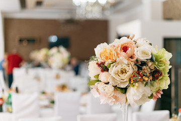 Round bouquet of roses table decoration in bokeh