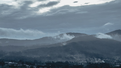 Niebla baja entre montañas en Galicia