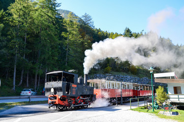 Fototapeta na wymiar アッヘンゼー鉄道（アッヘン湖鉄道）の蒸気機関車　アッヘンゼー湖畔のゼーシュピッツ駅にて（オーストリア　チロル州）