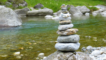 Steinmännchen am Fluss