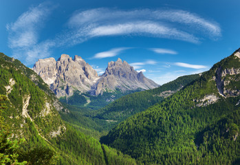 Obraz premium Beautiful landscape of mountains during spring