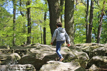Fototapeta na wymiar Junge beim Klettern auf dem Felsenmeer unterhalb der Kalmit im Pfälzerwald (Model released)