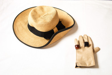 Imagen de moda elegante de complementos de moda como sombrero y guantes femeninos en tonos beige y...