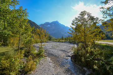 Fototapeta na wymiar 黄葉のアーホルンボーデンとリス川（オーストリア　チロル州）