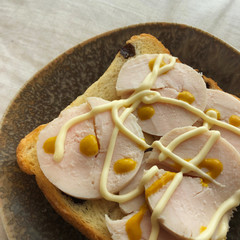 鳥ハムとレーズンパンのオープンサンドウイッチ
