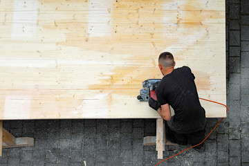 Schreiner bei der Arbeit