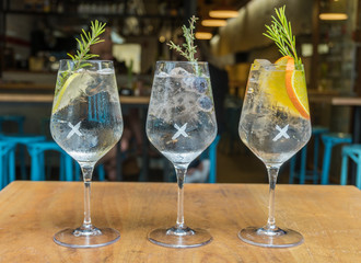 Gin and tonic cocktail presentation in a wine glass.