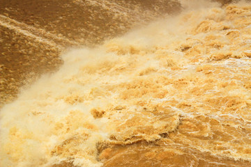 The atmosphere of the flowing river is very strong.