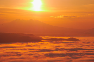 Fototapeta na wymiar 雲海の漂う夜明けの風景。美幌峠、北海道、日本。
