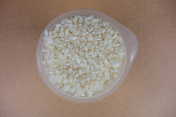 計量カップに入った米を見下ろす