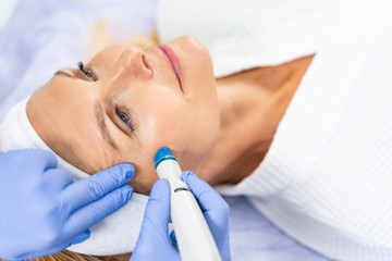 Obraz na płótnie Canvas Procedure of microdermabrasion performed by a cosmetician