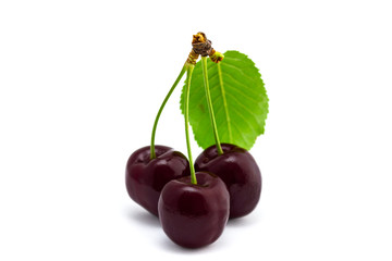 lecker Kirschen liegen vor weißem Hintergrund