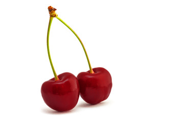 Lecker Kirschen liegen vor weißem Hintergrund