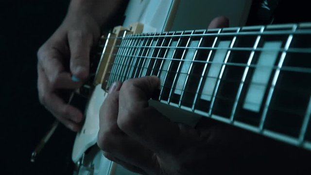 Nahaufnahme beim Gitarre spielen in einem Musikstudio