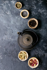 Obraz na płótnie Canvas Black tea in a ceramic cup