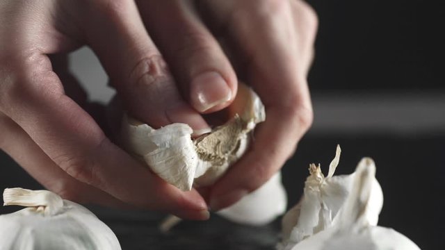 housewife breaks the cloves of garlic spicy