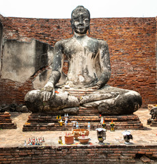  Buddha statue inside Wat Wora Chet Tha Ram, a Buddhist temple of archaeological park, Ayutthaya, Thailand