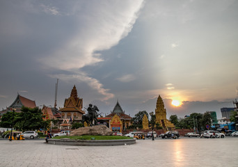  Wat Ounalom, a famous historical site in Phnom Penh at sunset, Cambodia