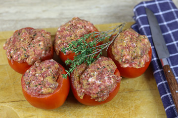 tomates farcies crues sur une table