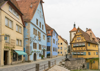 Ein sehr berühmtes Motiv von Rothenburg ob der Tauber ist das Fachwerkhaus Plönlein. Es ist von Türmen und mittelalterlichen Häusern umgeben. Touristen aus der ganzen Welt kommen in die Stadt.
