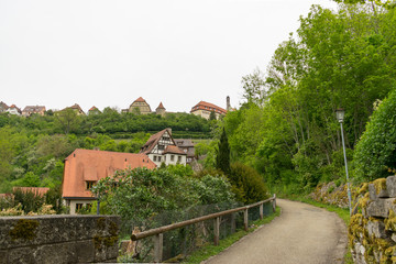 Fototapeta premium Bei einer Wanderung durch das Taubertal in Mittelfranken (Bayern / Deutschland) haben Sie einen herrlichen Blick auf die Landschaft von Rothenburg ob der Tauber.