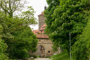 Die historische Altstadt von Rothenburg ob der Tauber in Mittelfranken (Bayern) ist von einer mittelalterlichen Stadtmauer umgeben. Zum Teil wird die Stadt auch als "fränkisches Jerusalem" bezeichnet.