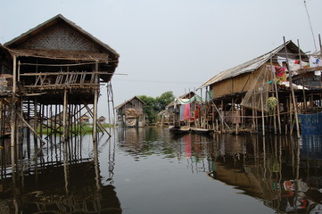 Casas flotantes en birmania