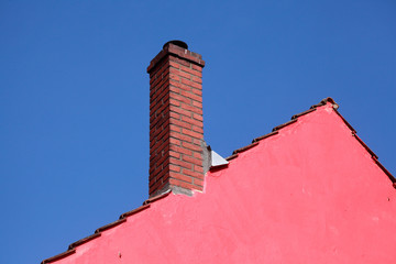 Dach, Schornstein, rosa Hauswand, Dachkante, Blauer Himmel