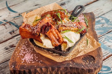 Grilled pork ribs with pita