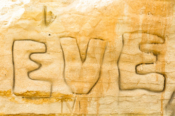 Neuseeland, Northland, Baylys Beach, Sandstein mit Eve Schriftzug