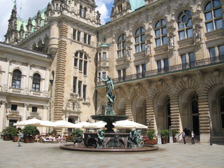 Naklejka premium Innenhof Fassade Rathaus Hamburg und weiße Sonnenschirme