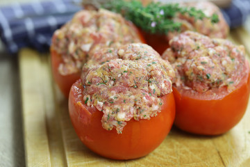 tomates farcies crues sur une table