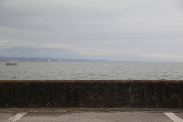 コピースペースのある湖や海を背景とした駐車場の白線が映った写真