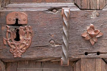 Serrure ancienne  sur porte vétuste dans la vieille ville de Nancy