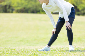 運動前の準備運動をする若い女性