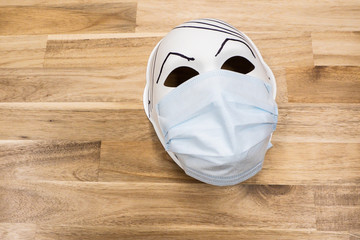 Atemschutz Maske auf einer bemalten Kinder Maske