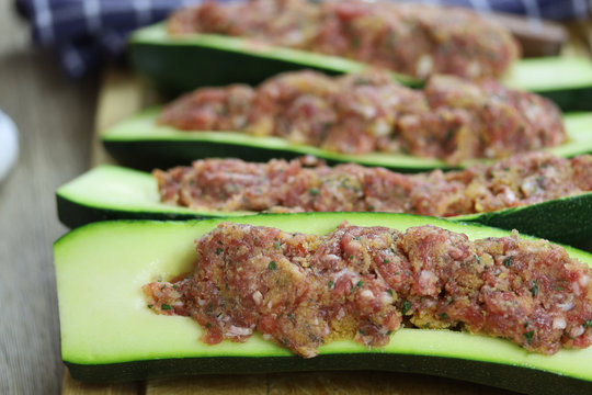 courgettes farcies crues sur une planche &agrave; d&eacute;couper