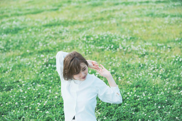 Obraz premium 芝生でくつろぐ女性