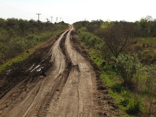 Rural dirt road, without people.