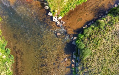 Bach fließt in Fluss