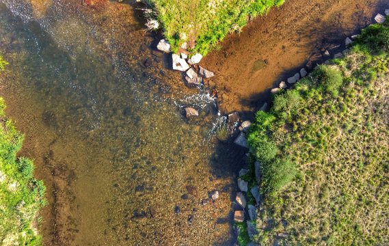 Bach flie&szlig;t in Fluss