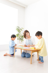 Fototapeta premium 幼稚園で折り紙をする子どもと先生