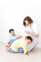 幼稚園でお遊戯をする子どもと先生